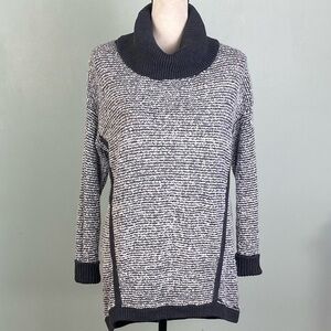 MAURICES black and white mixed knit turtleneck in size Medium. EUC